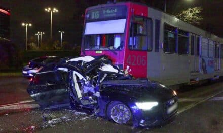 Tragischer Verkehrsunfall auf der Pariser Straße in Düsseldorf: Eine Person verstorben, eine schwer verletzt