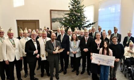 Verleihung des „Goldenen Lackschuhs“ an Impulz Theaterprojekte e.V.