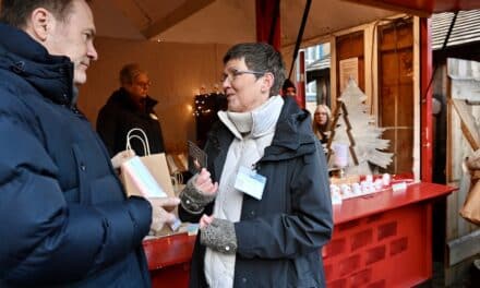 Eröffnung der Weihnachtshütte für das Ehrenamt in Düsseldorf