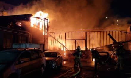 Großeinsatz der Feuerwehr in Düsseldorf: Gebäude in Flammen