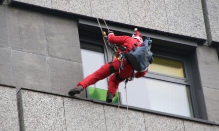 Nikolaus-Höhenretter der Feuerwehr beschenken kleine Klinik-Patienten