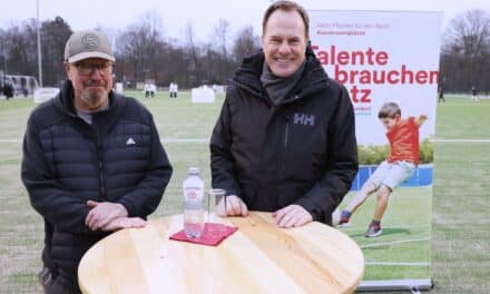 Neues Kunstrasenspielfeld auf der Sportanlage Sankt-Franziskus-Straße eröffnet
