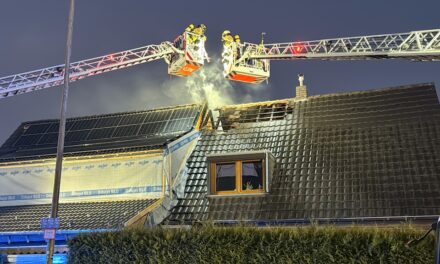 Großeinsatz in Düsseldorf: Feuerwehr bekämpft Dachstuhlbrand in Unterrath