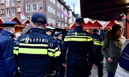 Sichere und attraktive Innenstadt zur Weihnachtszeit: Deutsch-Niederländische Doppelstreifen sorgen für Sicherheit auf Düsseldorfer Weihnachtsmärkten