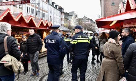 Polizeilicher Großeinsatz in der Düsseldorfer Innenstadt: Hohe Besucherzahlen und massives Verkehrsaufkommen am zweiten Adventssamstag