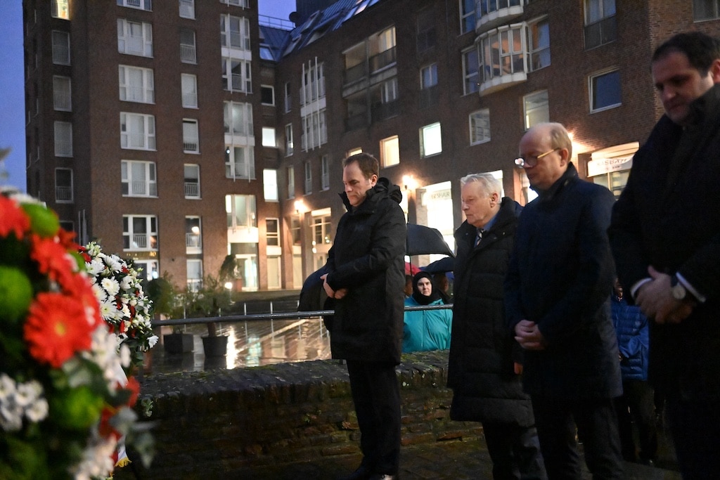 OB Dr. Stephan Keller, Roman Franz, Erster Vorsitzender des Landesverbandes Deutscher Sinti und Roma NRW, André Kuper, Präsident des Landtags NRW, und Nathanael Liminski, Minister des Landes NRW (v.l.), legten Kränze nieder. © Lokalbüro