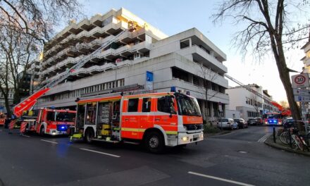 Eine Person stirbt bei Brand in Seniorenresidenz in Unterbilk