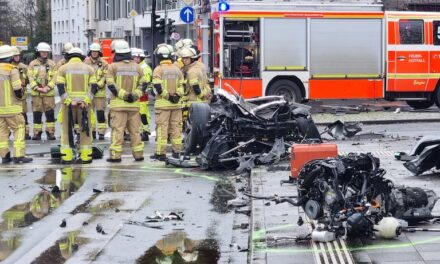 Update zu unserem Artikel von 12:50 Uhr: Schwerer Verkehrsunfall in Golzheim – Feuerwehr befreit Insassen aus PKW, mehrere Verletzte, ein Mensch verstorben