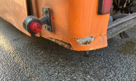 Ordnungsamt zieht stark beschädigten Bus aus dem Verkehr
