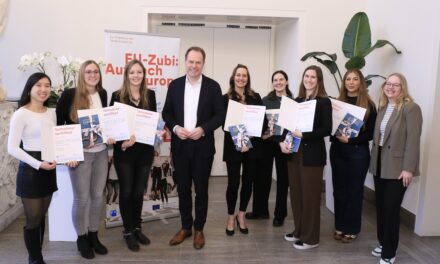 OB Dr. Keller überreicht Teilnahmezertifikate an “EU-Zubis” des Jahres 2024