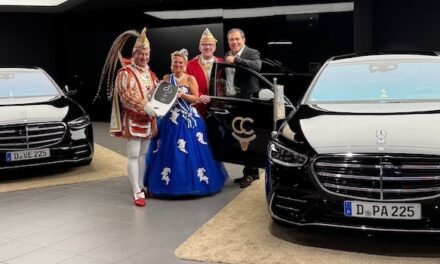 Fahrzeugübergabe an Düsseldorfer Prinzenpaar: Mercedes-Benz unterstützt die närrische Session