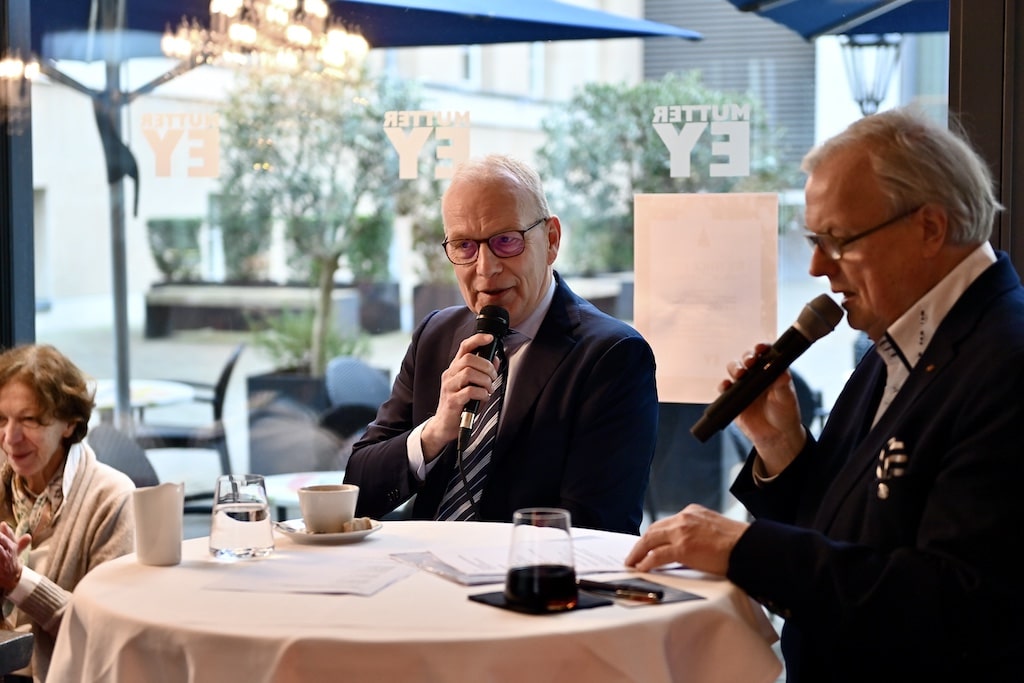 Professor Dr. Rolf Michael Klein im Gespräch mit Düsseldorfs bekanntem ...