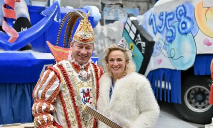 Gardemusikzüge auf dem Rathausplatz anschl. Abmarsch zu den einzelnen Biwaks