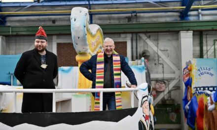 Wagensegnung beim Richtfest des Düsseldorfer Narrencollegiums