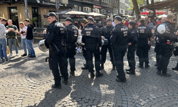Enorm hohes Einsatzaufkommen zu Halloween in der Düsseldorfer Altstadt