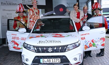 Kinder-Tollitäten werden mobil: Fahrzeugübergabe an das Kinderprinzenpaar der Prinzengarde Düsseldorf