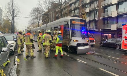 Verkehrsunfall in Wersten: Pkw kollidiert mit Straßenbahn – Zwei Schwerverletzte
