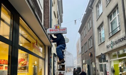 Endlich sichtbar: Werbereklame für den Bären-Treff montiert