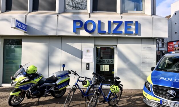 Altstadt: Seniorin im Hausflur überfallen – Täter rauben Armbanduhr und flüchten