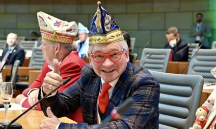 Landtag ehrt Jürgen Hilger aus Düsseldorf für Verdienste im Karneval mit dem Orden „Würdigung des Brauchtums“