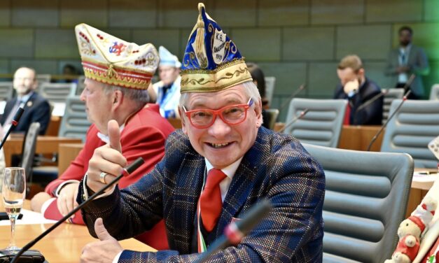 Landtag ehrt Jürgen Hilger aus Düsseldorf für Verdienste im Karneval mit dem Orden „Würdigung des Brauchtums“