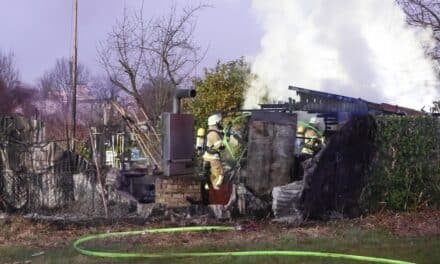 Gartenhütte in Flammen – Großeinsatz der Feuerwehr in Düsseldorf-Eller