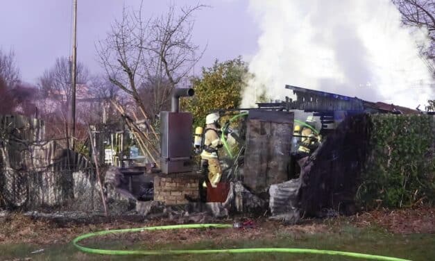 Gartenhütte in Flammen – Großeinsatz der Feuerwehr in Düsseldorf-Eller