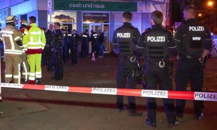 Großeinsatz der Polizei und Rettungskräfte auf der Hüttenstraße