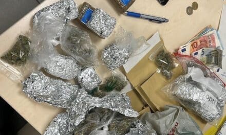Drogenversteck in Supermarkt entdeckt – Polizei nimmt Dealer fest
