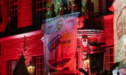 Karnevalsmotto 2026: „MER BLIEWE BUNT – EJAL WAT KÜTT!“