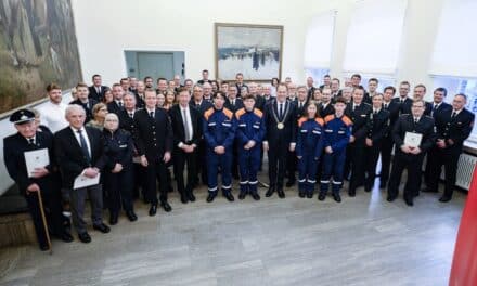 Ehrenamtliche Feuerwehrleute im Rathaus geehrt