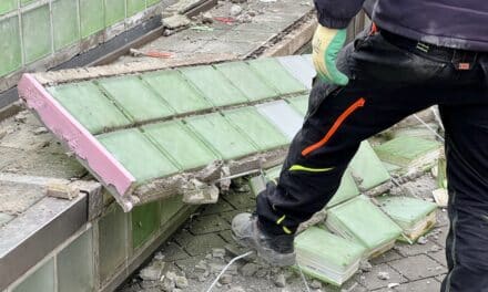 Abriss der Leuchtbänke am Worringer Platz hat begonnen