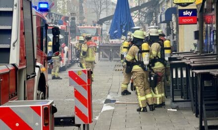 Dichter Rauch in der Altstadt – Feuerwehr bekämpft Zimmerbrand