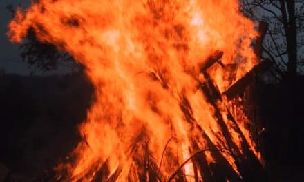 Stimmungsvolles Osterfeuer in Bilk lädt zum „Zosamme“-Feiern ein