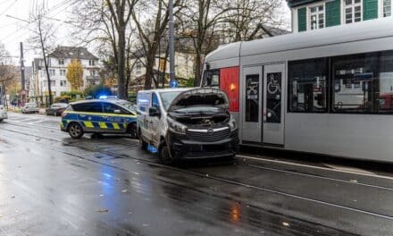 Verkehrsunfall in Holthausen – Pkw kollidiert mit Straßenbahn – Eine schwer verletzte Person