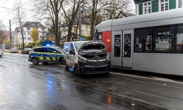 Verkehrsunfall in Holthausen – Pkw kollidiert mit Straßenbahn – Eine schwer verletzte Person