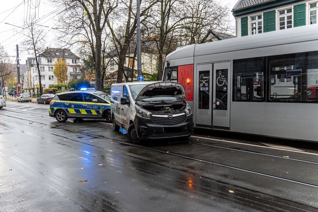 Symbolbild:Zusammenstoß zwischen ein PKW und der Rheinbahn Foto: LB / Olaf Oidtmann