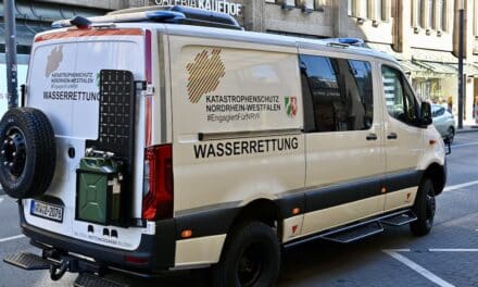 Katastrophenschutz rüstet weiter auf: Minister Reul übergibt neue Fahrzeuge an die Wasserrettung