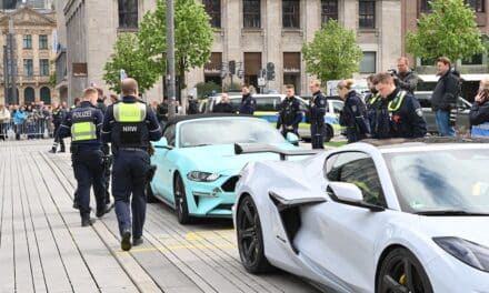 Karfreitag in Düsseldorf: Polizei überprüft auffällige Fahrzeuge zentral am Corneliusplatz