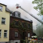 Dachstuhlbrand in Gerresheim – Feuerwehr verhindert Ausbreitung, keine Verletzten