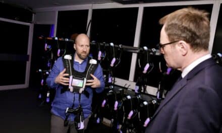 Oberbürgermeister Dr. Stephan Keller besucht LaserZone Düsseldorf GmbH im COSMO Sports