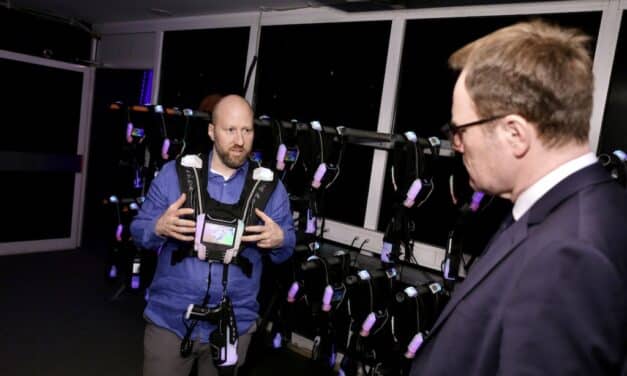 Oberbürgermeister Dr. Stephan Keller besucht LaserZone Düsseldorf GmbH im COSMO Sports