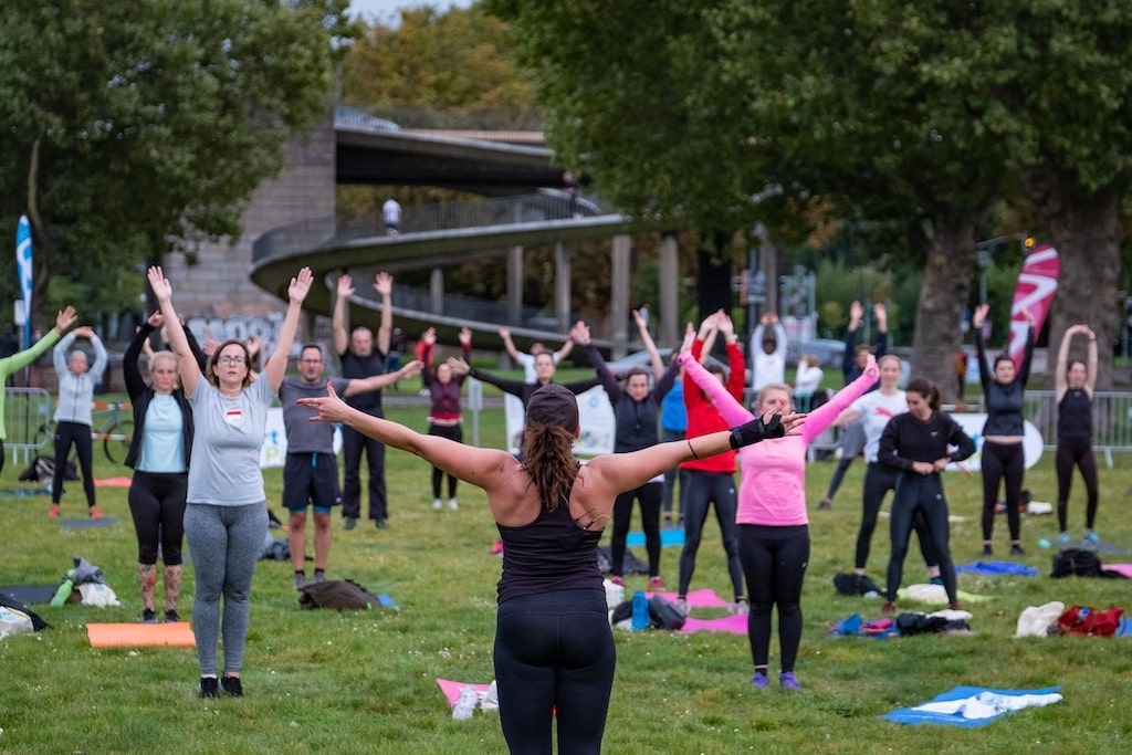 Rund 250 Personen nahmen an sechs Sportangeboten im Rheinpark Golzheim teil © Landeshauptstadt Düsseldorf/Jan Timmermann
