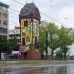 „Don’t Panic“ – Meral Alma lässt den Düsseldorfer Uhrenturm sprechen