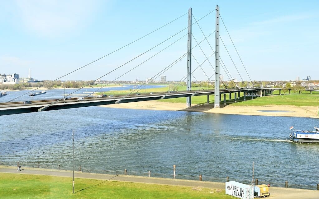 Rheinkniebrücke wegen Vermessungsarbeiten eine Nacht gesperrt
