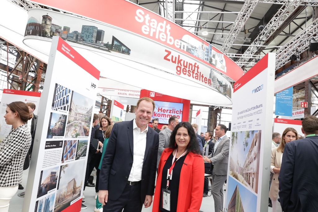Oberbürgermeister Dr. Stephan Keller und Stadtplanungsdezernentin Cornelia Zuschke eröffneten am Mittwoch, 7. Mai 2025, den neuen Stand der Landeshauptstadt Düsseldorf auf der polis Convention. © Landeshauptstadt Düsseldorf/Ingo Lammert