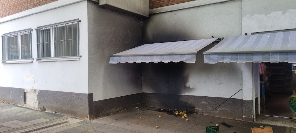 Ausgedehnter Kellerbrand in einem großen Mehrfamilienhaus - Starke Rauchentwicklung © Patrick Schüller