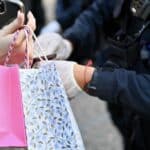 Reul begleitet Polizeikontrollen an Altstadt-Zugängen – Waffenverbotszone zeigt Wirkung