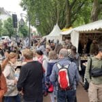 Bücherbummel auf der Kö endet mit großem Andrang und satirischem Blickfang