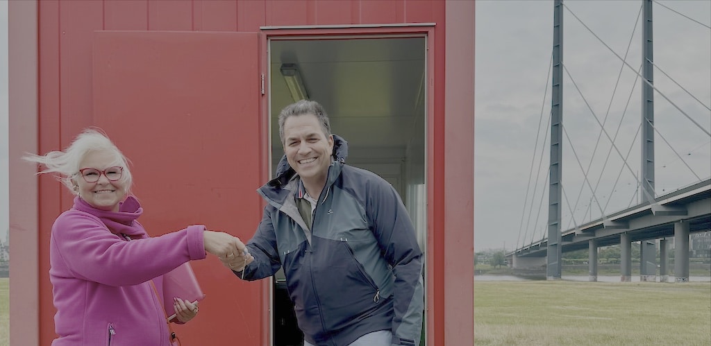 Rheinwiesen, 10. Juni 2025: Schlüsselübergabe, v.l.n.r. Monika Skal, Liegenschaftsamt der Landeshauptstadt Düsseldorf, Sven Gerling, Geschäftsführer der St. Sebastianus Schützenverein Düsseldorf 1316 Veranstaltungs GmbH © St. Sebastianus Schützenverein Düsseldorf 1316